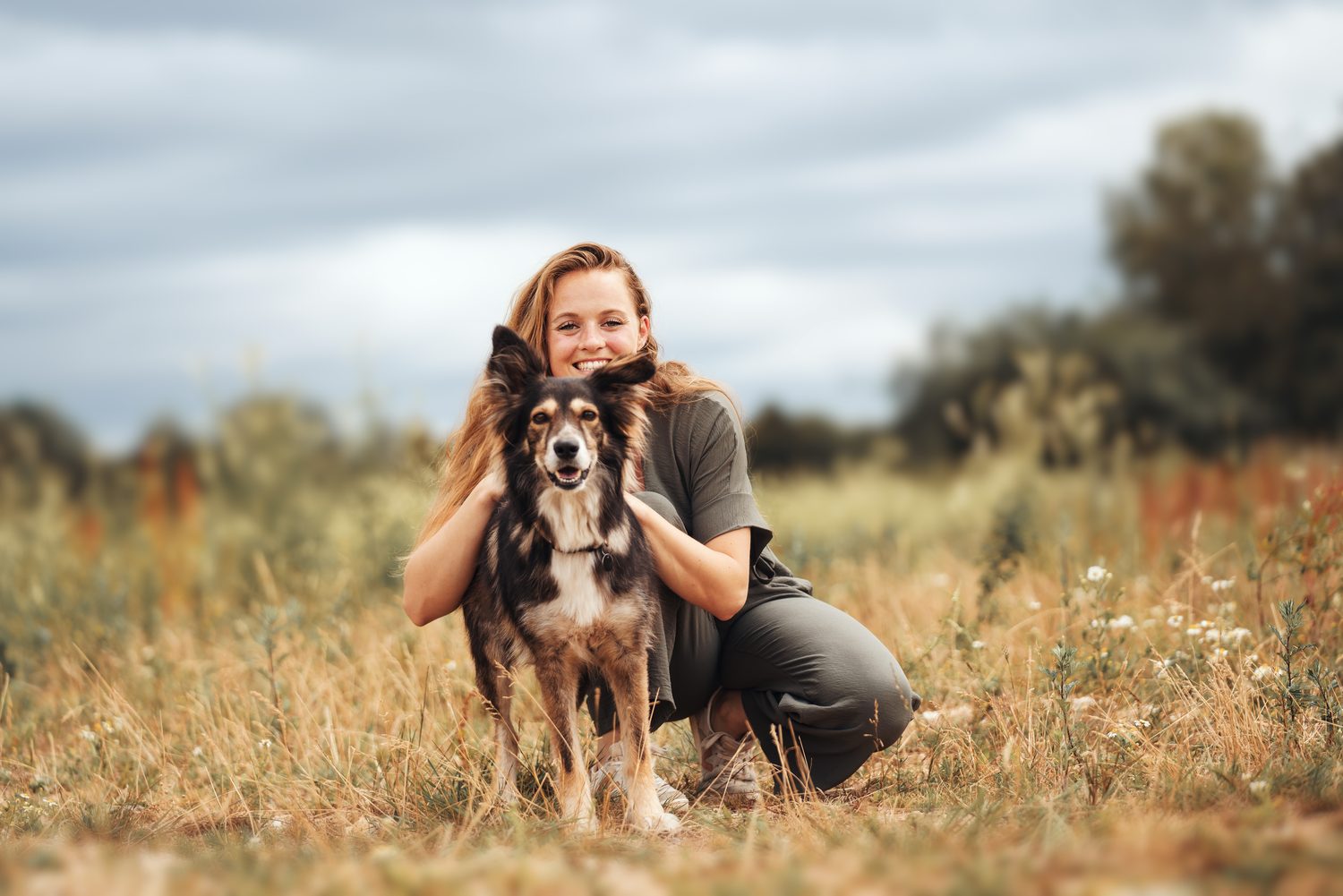 Moment de complicité avec un chien dans un champ